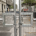 Portail de chantier grillagé