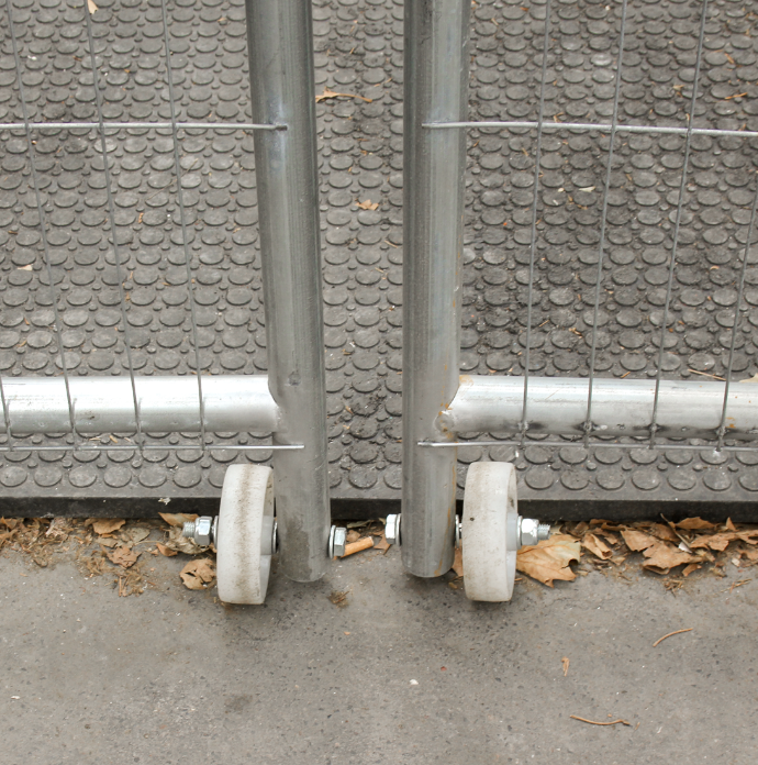 Portail de chantier grillagé