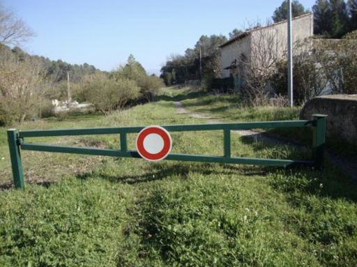 Barrière pivotante DFCI, longueur 4 m Ht 1000 mm poteau de réception avec fermeture DFCI